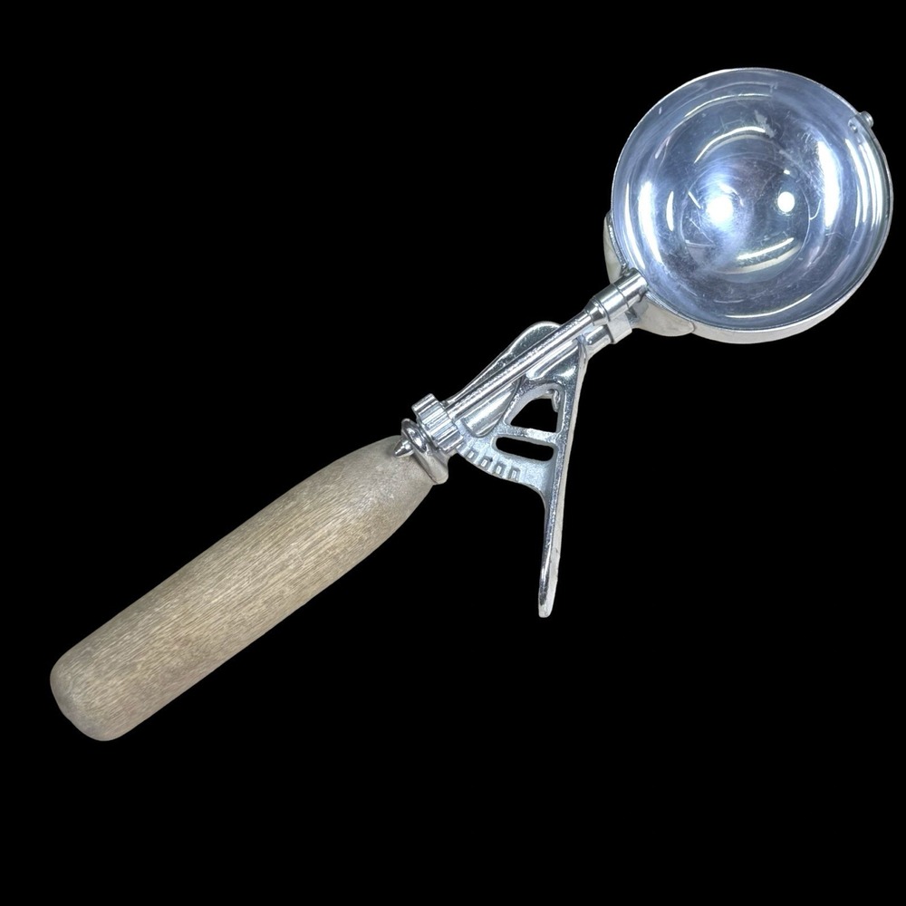 Vintage HAMILTON BEACH Ice Cream Scoop #31 Wood Handle pat #1862527 Size 8